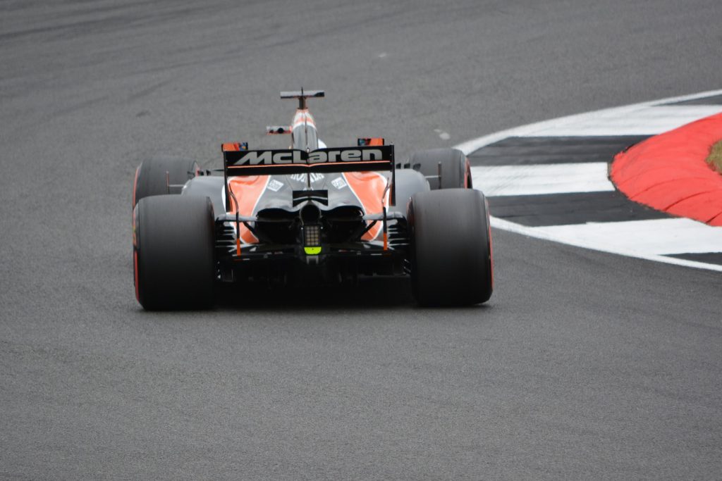 F1 : Sergio Pérez s’impose à Singapour devant Charles Leclerc, le titre attendra pour Max Verstappen seulement 7e